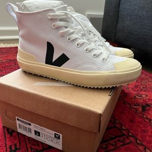 Veja Nova High Top Canvas Sneakers. White/black. EU 36